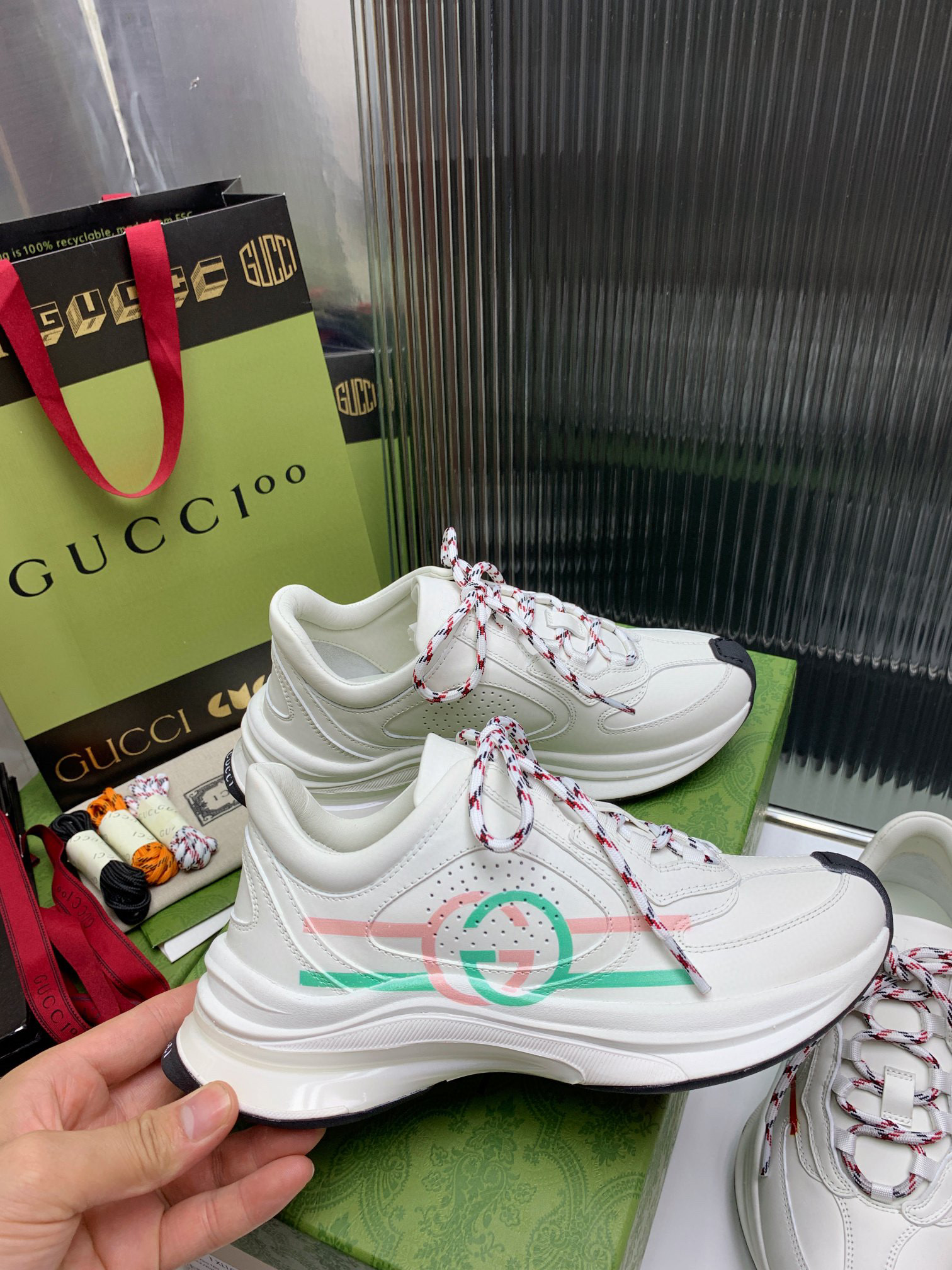 [GUCCI] 구찌 런 레더 스니커즈 남녀공용