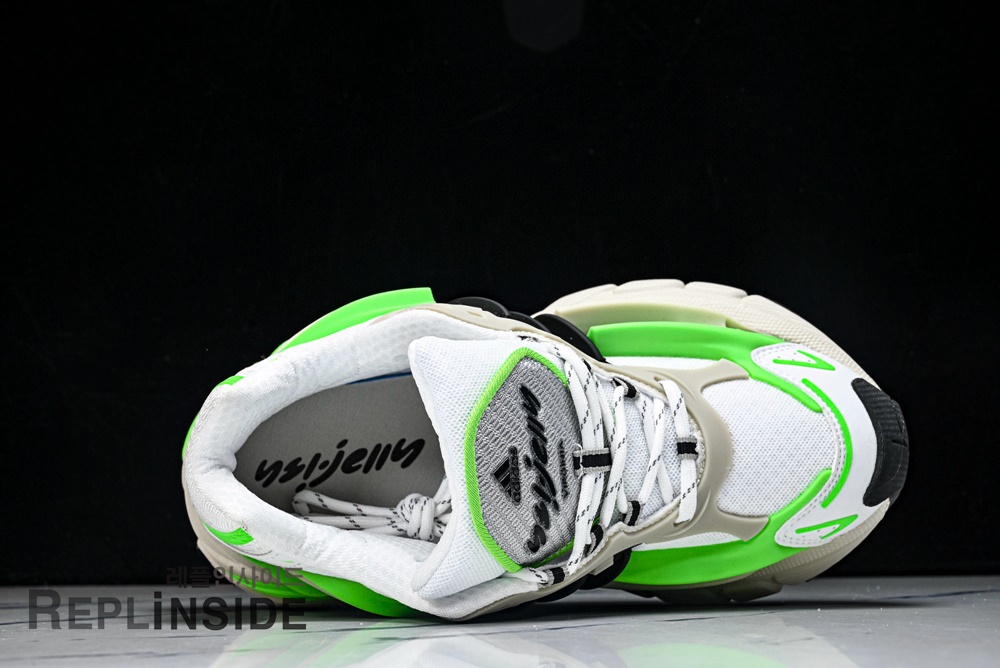 아디다스 퍼렐 윌리엄스 아디스타 젤리피시 포커스 실사 클로즈업 #퍼렐윌리엄스레플리카 #레플리카스니커즈 #아디스타레플리카 #올리브블랙스니커즈 #레플리카후기