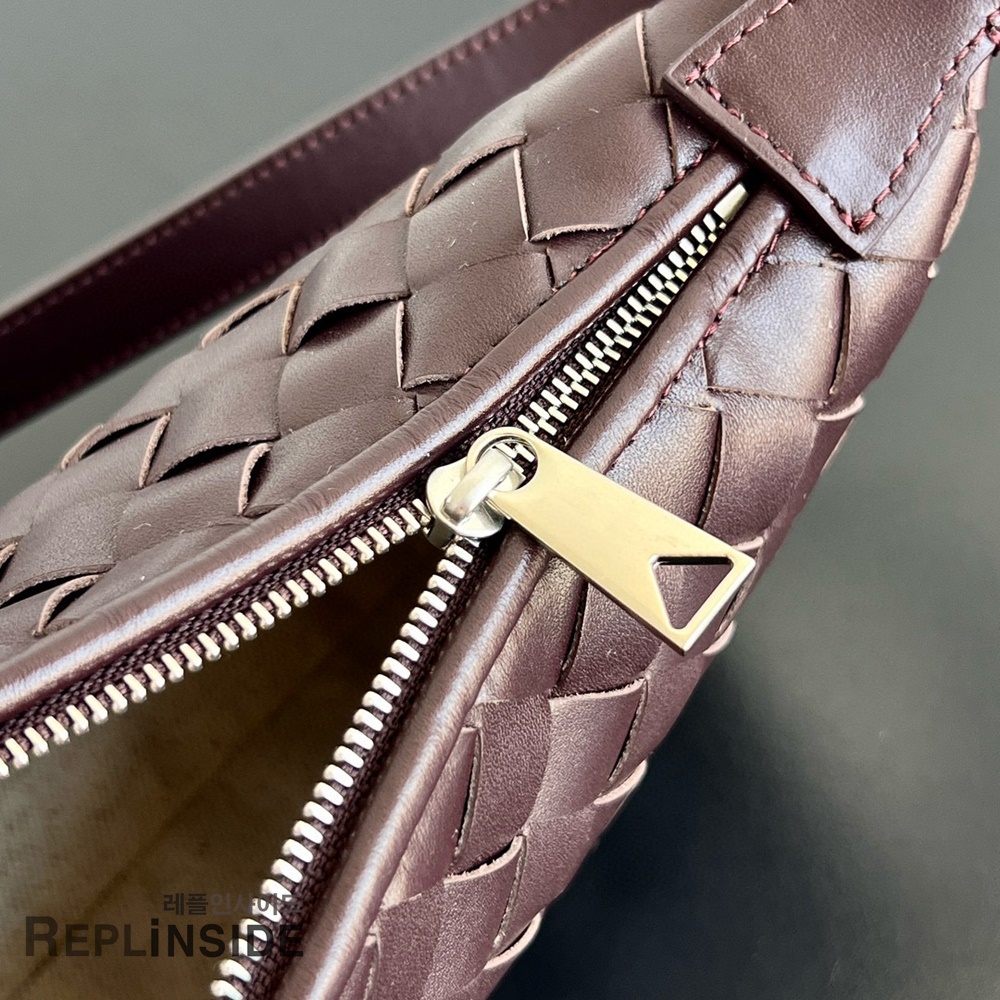 레플리카 명품 [BOTTEGA VENETA] 보테가 베네타 트래블러 크로스백 844018 - 밑창 실사