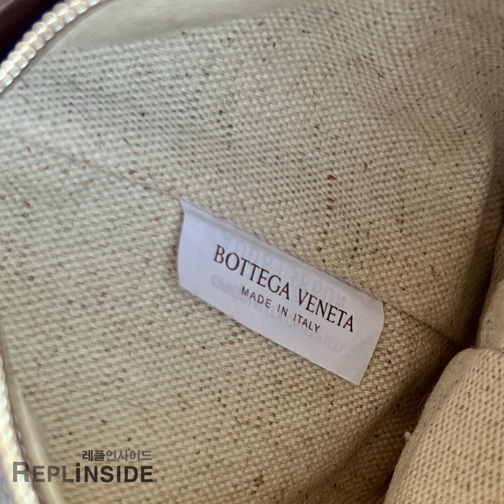 레플리카 명품 [BOTTEGA VENETA] 보테가 베네타 트래블러 크로스백 844018 - 전체 실사