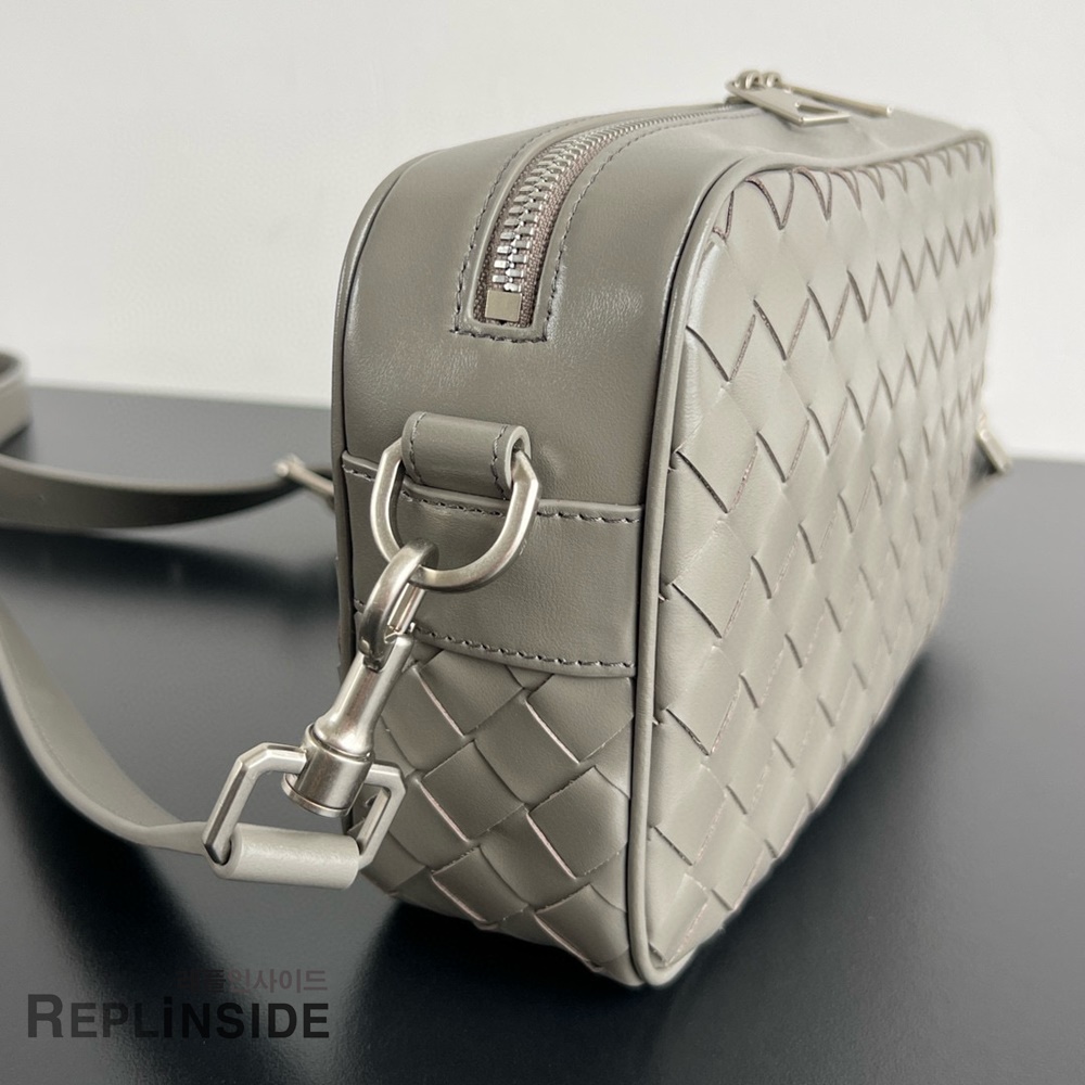 레플리카 명품 [BOTTEGA VENETA] 보테가베네타 크로스백 755923 - 옆면 실사