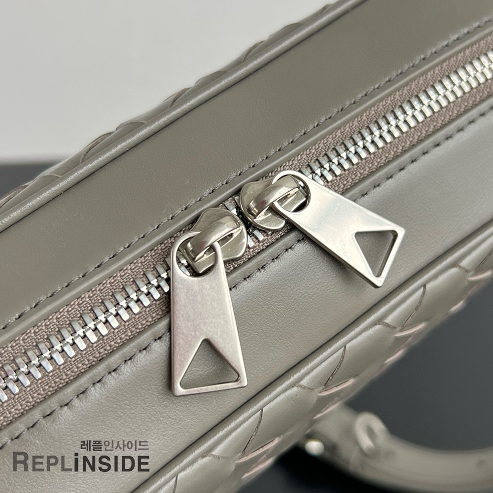 레플리카 명품 [BOTTEGA VENETA] 보테가베네타 크로스백 755923 - 밑창 실사