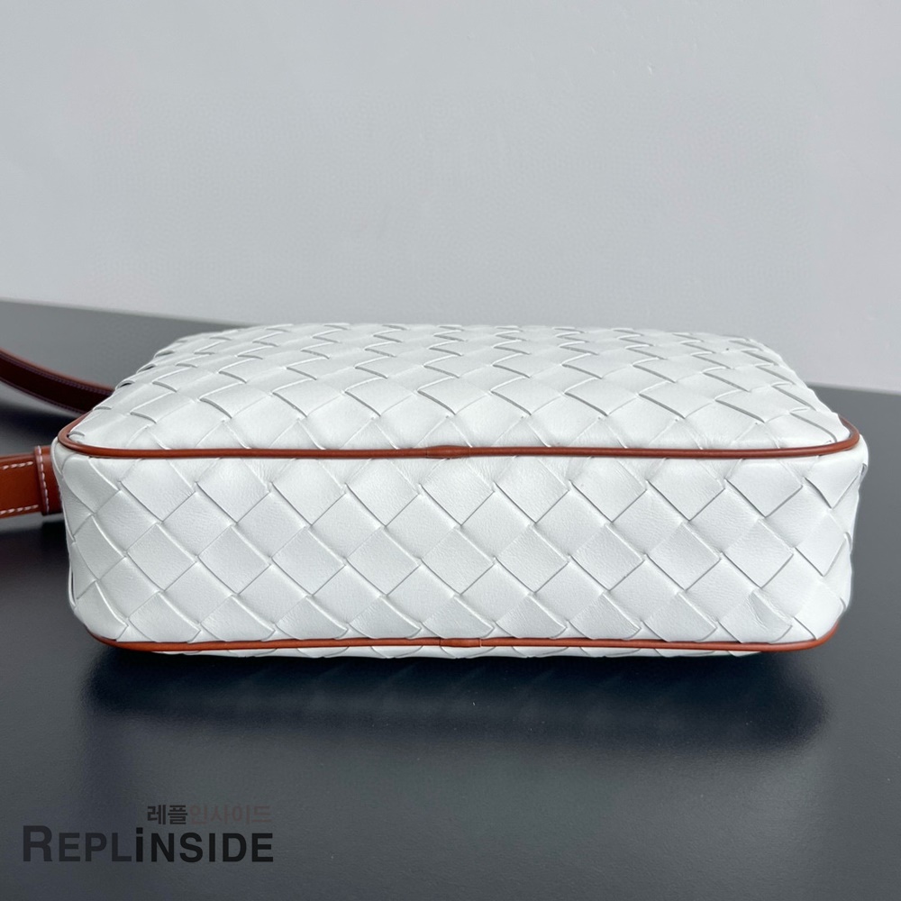 레플리카 명품 [BOTTEGA VENETA] 보테가베네타 크로스백 755923 - 뒷면 실사