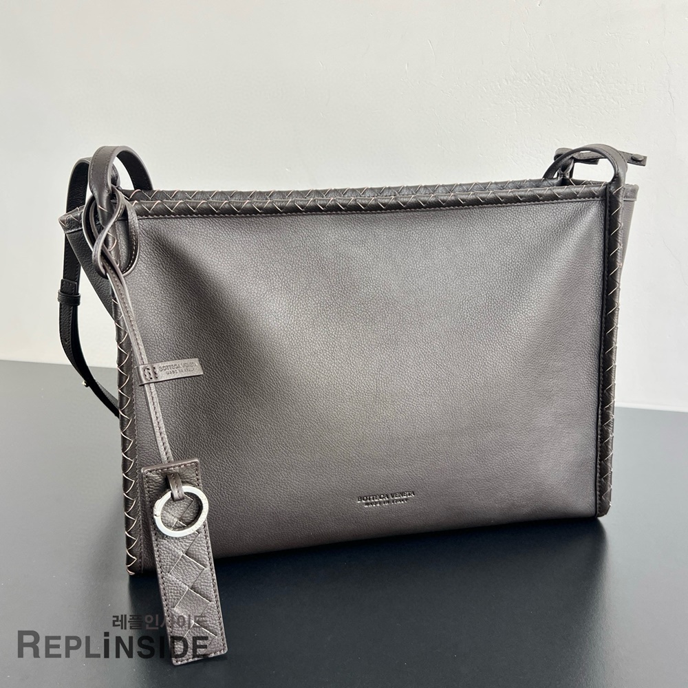 레플리카 명품 [BOTTEGA VENETA] 보테가베네타 코리에레 메신저 블랙 826852 - 앞면 실사