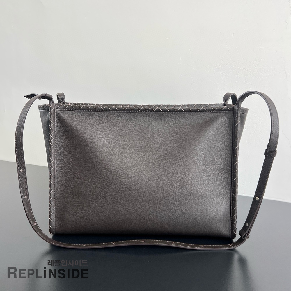 레플리카 명품 [BOTTEGA VENETA] 보테가베네타 코리에레 메신저 블랙 826852 - 옆면 실사