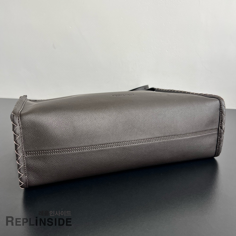 레플리카 명품 [BOTTEGA VENETA] 보테가베네타 코리에레 메신저 블랙 826852 - 로고 실사