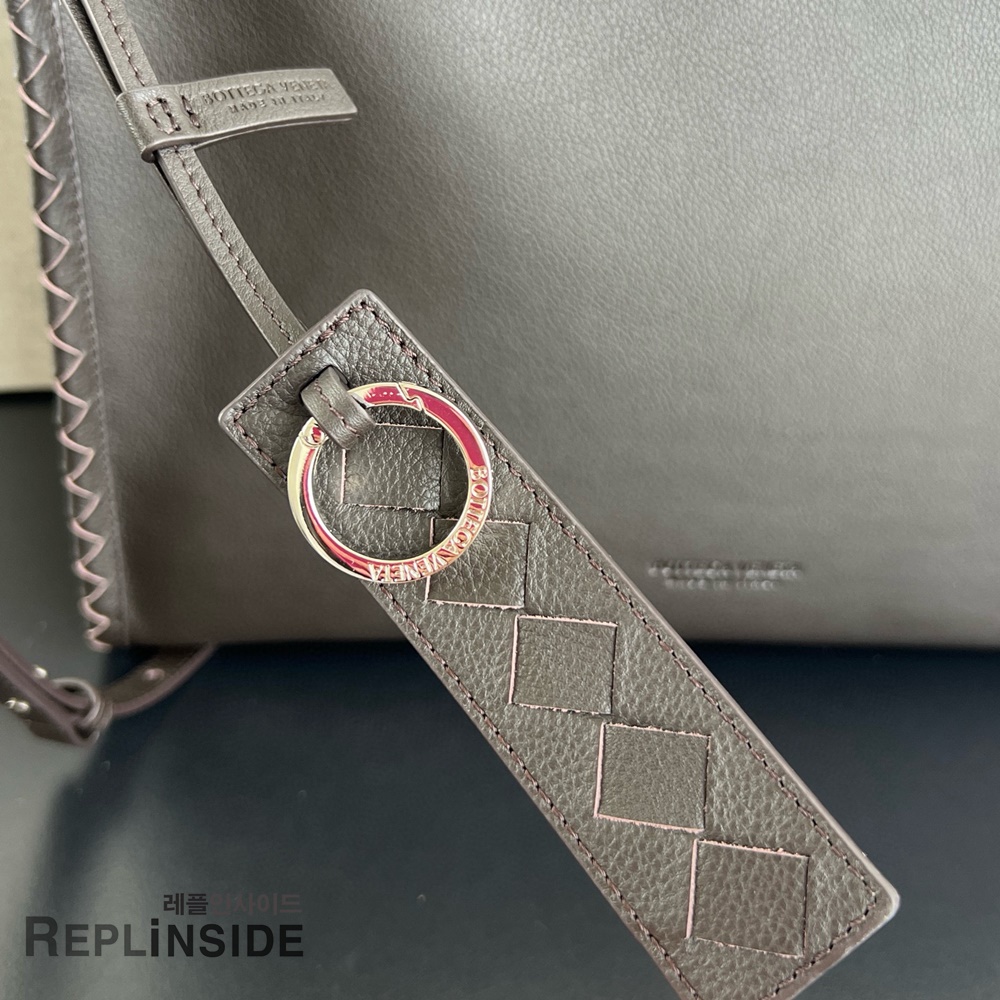 레플리카 명품 [BOTTEGA VENETA] 보테가베네타 코리에레 메신저 블랙 826852 - 밑창 실사