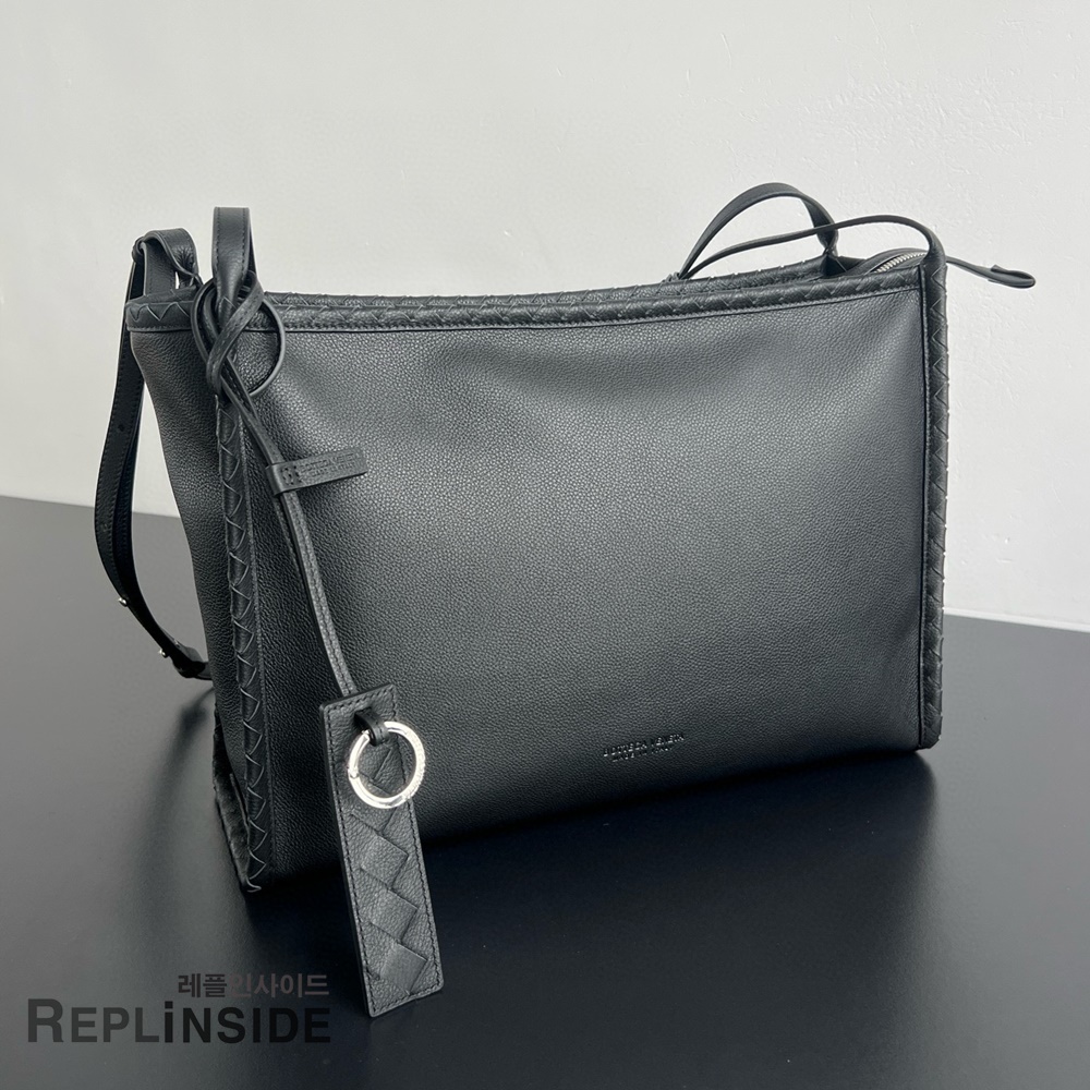 레플리카 명품 [BOTTEGA VENETA] 보테가베네타 코리에레 메신저 블랙 826852 - 앞면 실사