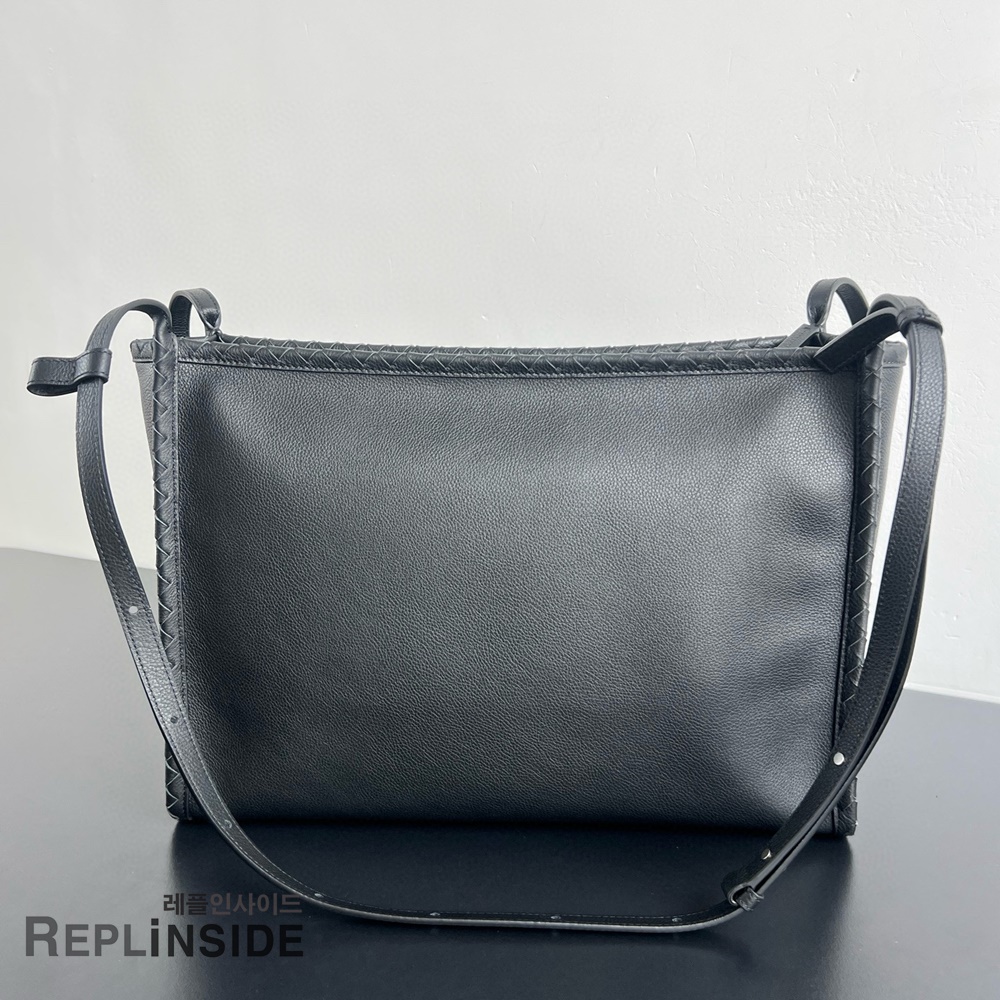 레플리카 명품 [BOTTEGA VENETA] 보테가베네타 코리에레 메신저 블랙 826852 - 옆면 실사