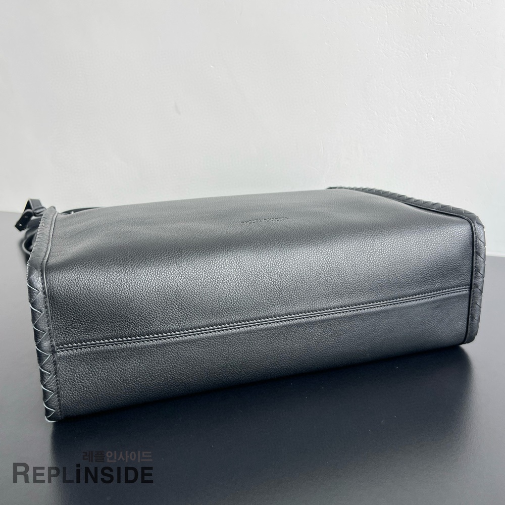 레플리카 명품 [BOTTEGA VENETA] 보테가베네타 코리에레 메신저 블랙 826852 - 로고 실사