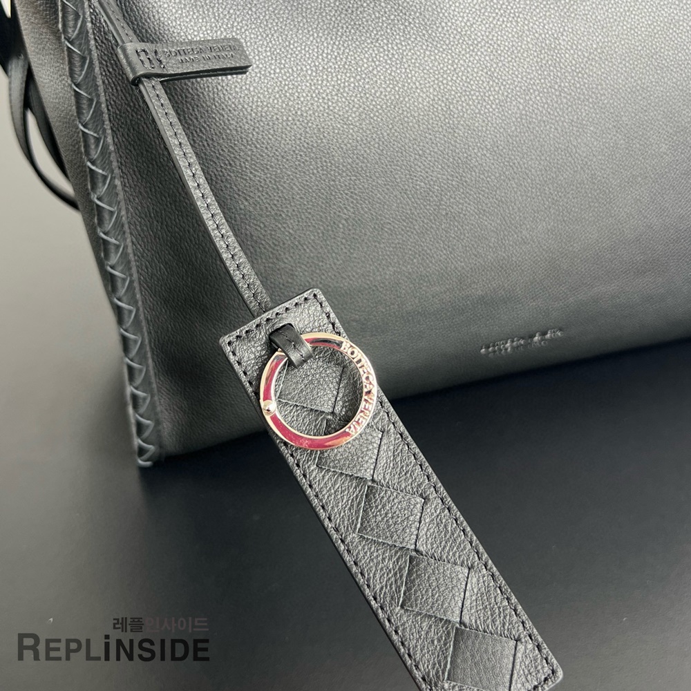 레플리카 명품 [BOTTEGA VENETA] 보테가베네타 코리에레 메신저 블랙 826852 - 밑창 실사