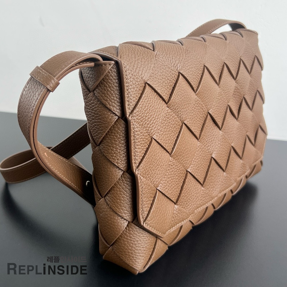 레플리카 명품 [BOTTEGA VENETA] 보테가베네타 라지 디아고 메신저백 815796 - 옆면 실사