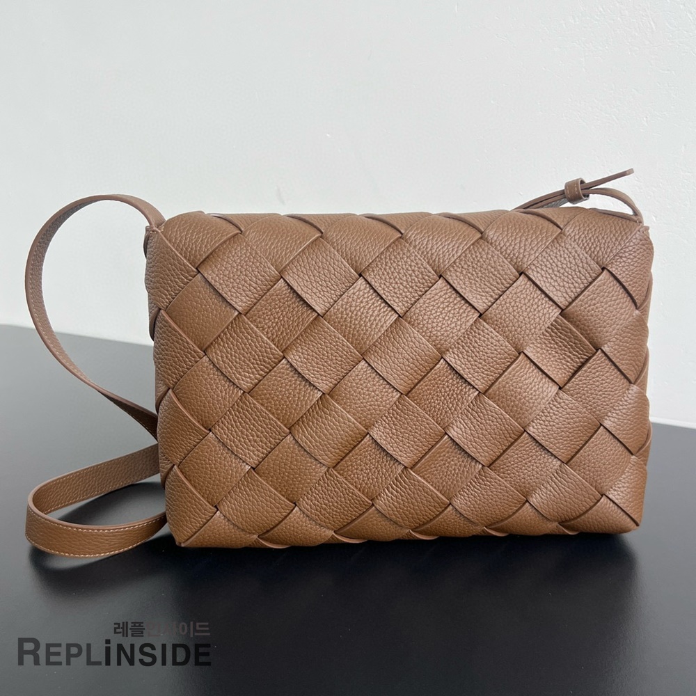 레플리카 명품 [BOTTEGA VENETA] 보테가베네타 라지 디아고 메신저백 815796 - 뒷면 실사