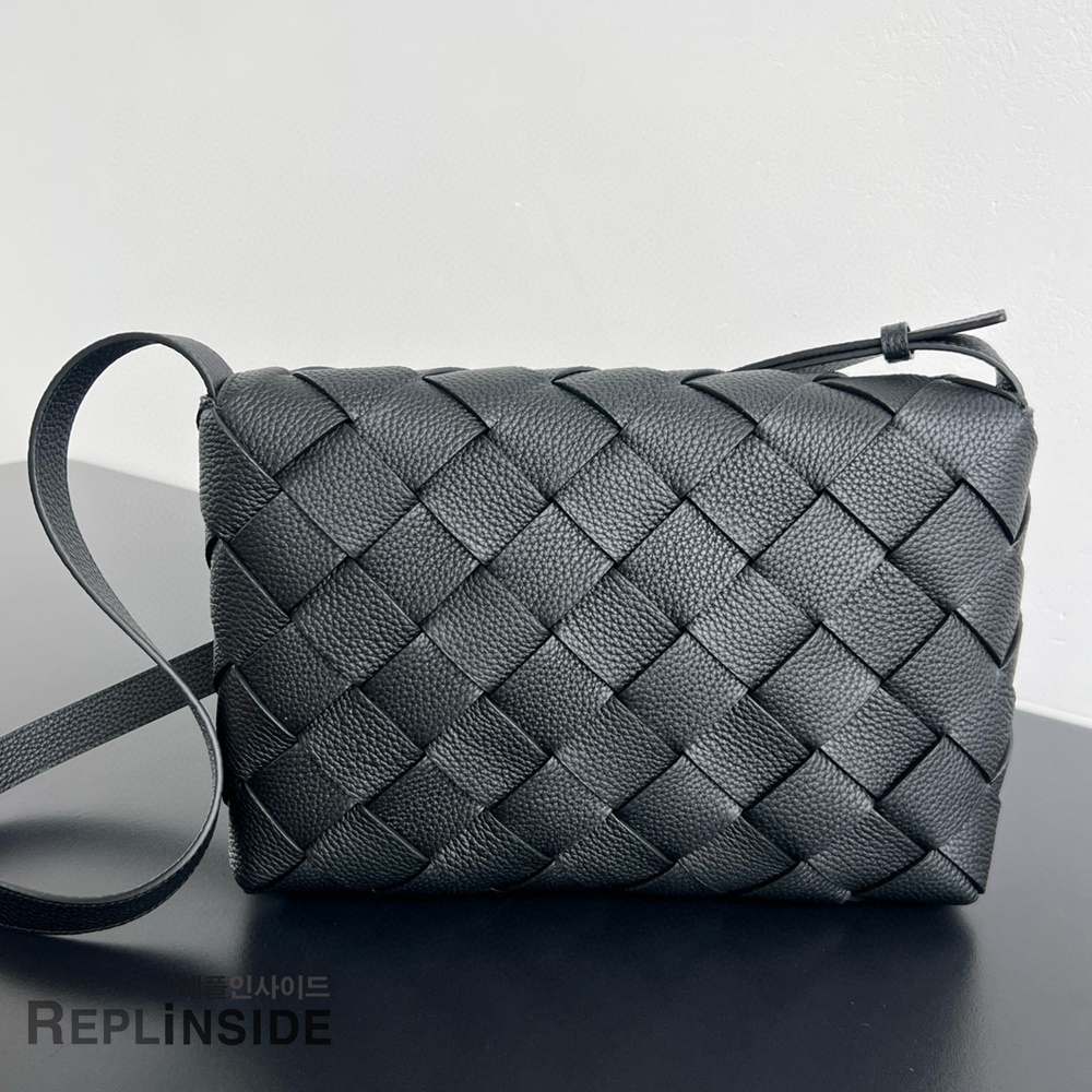 레플리카 명품 [BOTTEGA VENETA] 보테가베네타 라지 디아고 메신저백 815796 - 옆면 실사