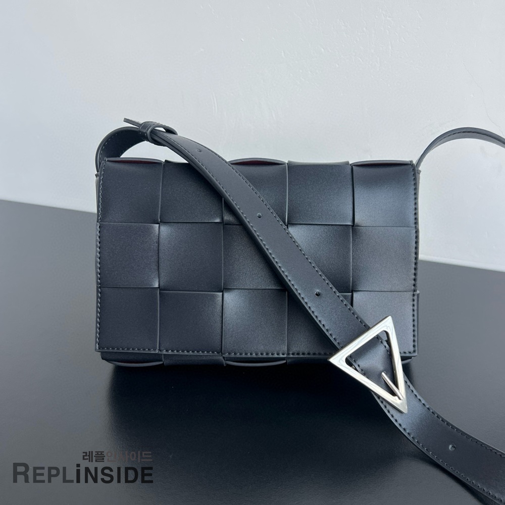 레플리카 명품 [BOTTEGA VENETA] 보테가베네타 미디엄 카세트 메신저백 708768 - 앞면 실사