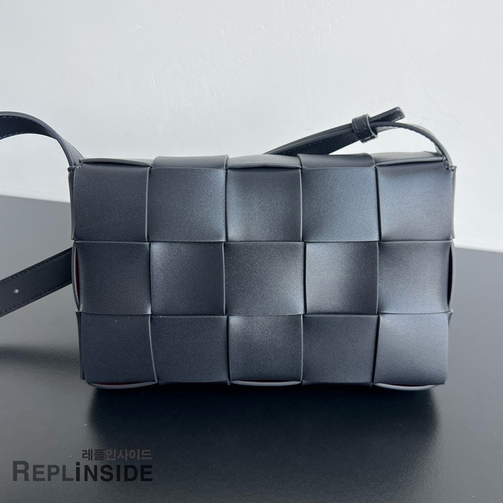 레플리카 명품 [BOTTEGA VENETA] 보테가베네타 미디엄 카세트 메신저백 708768 - 옆면 실사