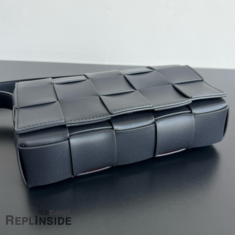 레플리카 명품 [BOTTEGA VENETA] 보테가베네타 미디엄 카세트 메신저백 708768 - 로고 실사