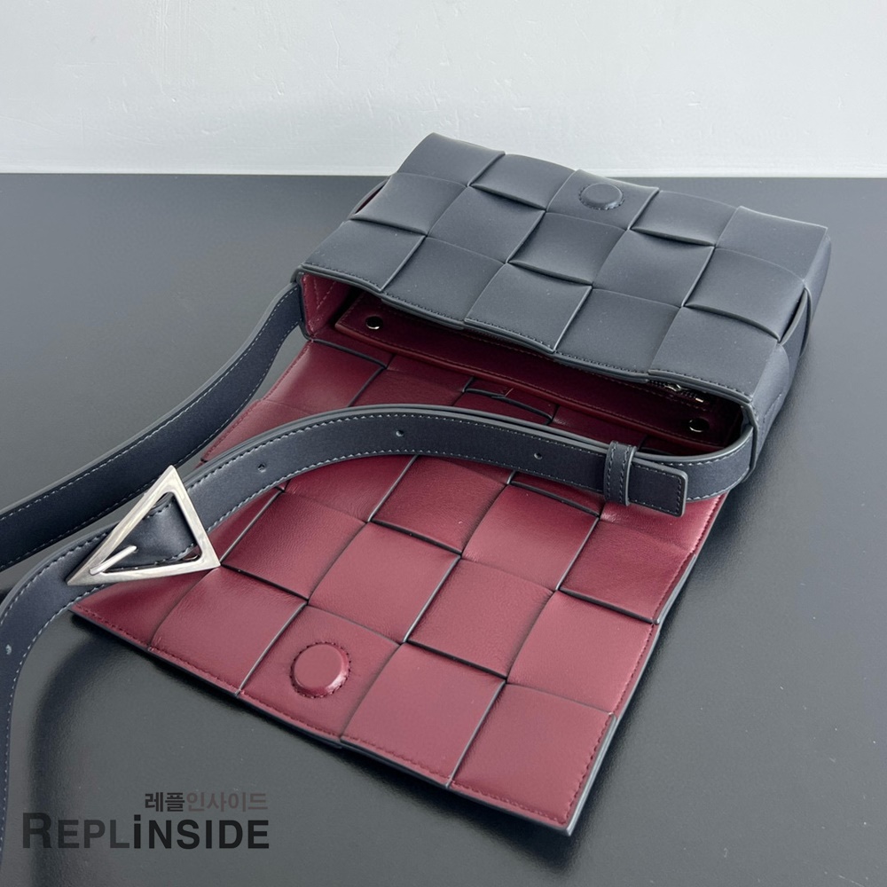 레플리카 명품 [BOTTEGA VENETA] 보테가베네타 미디엄 카세트 메신저백 708768 - 인솔 실사