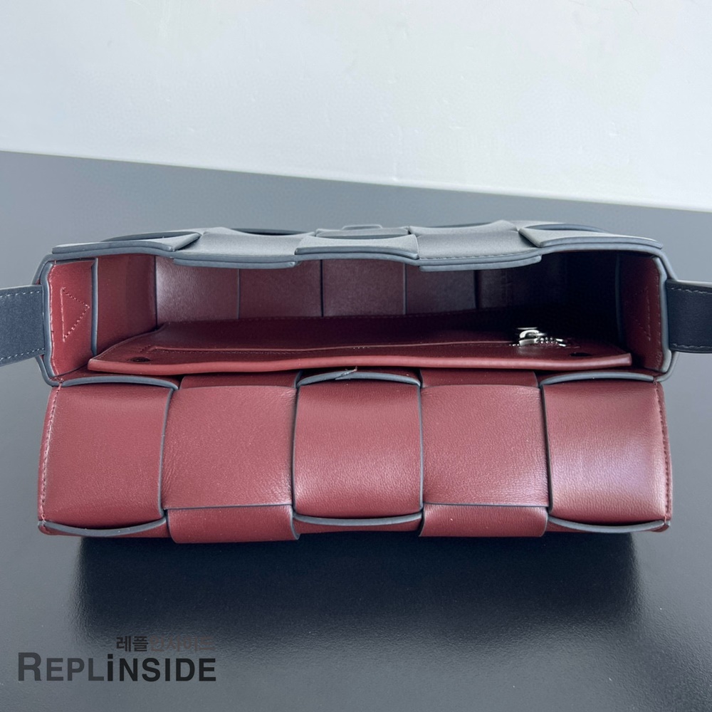 레플리카 명품 [BOTTEGA VENETA] 보테가베네타 미디엄 카세트 메신저백 708768 - 밑창 실사