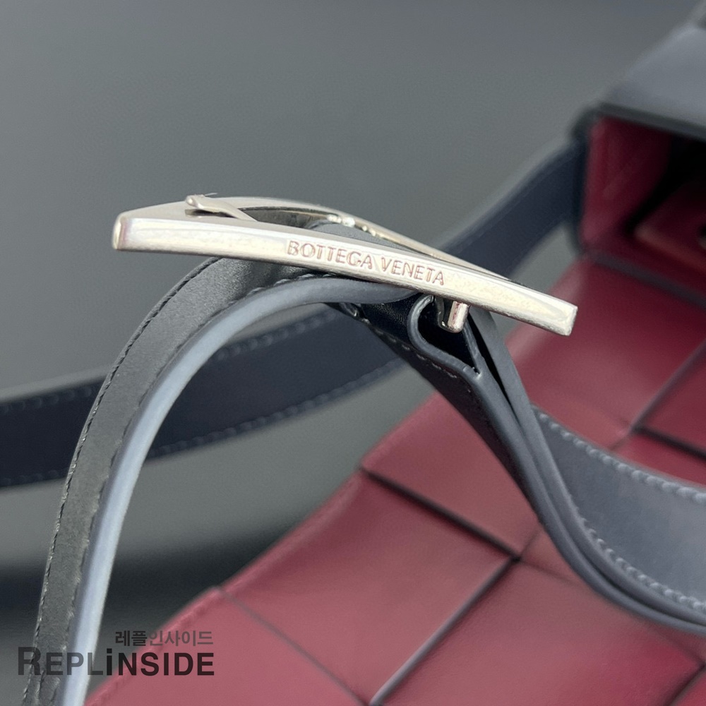 레플리카 명품 [BOTTEGA VENETA] 보테가베네타 미디엄 카세트 메신저백 708768 - 박스 실사