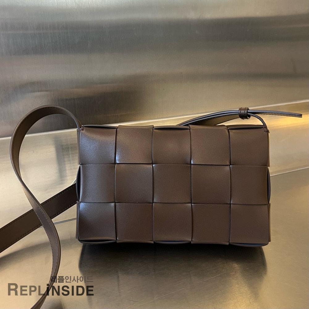 레플리카 명품 [BOTTEGA VENETA] 보테가베네타 미디엄 카세트 메신저백 708768 - 옆면 실사