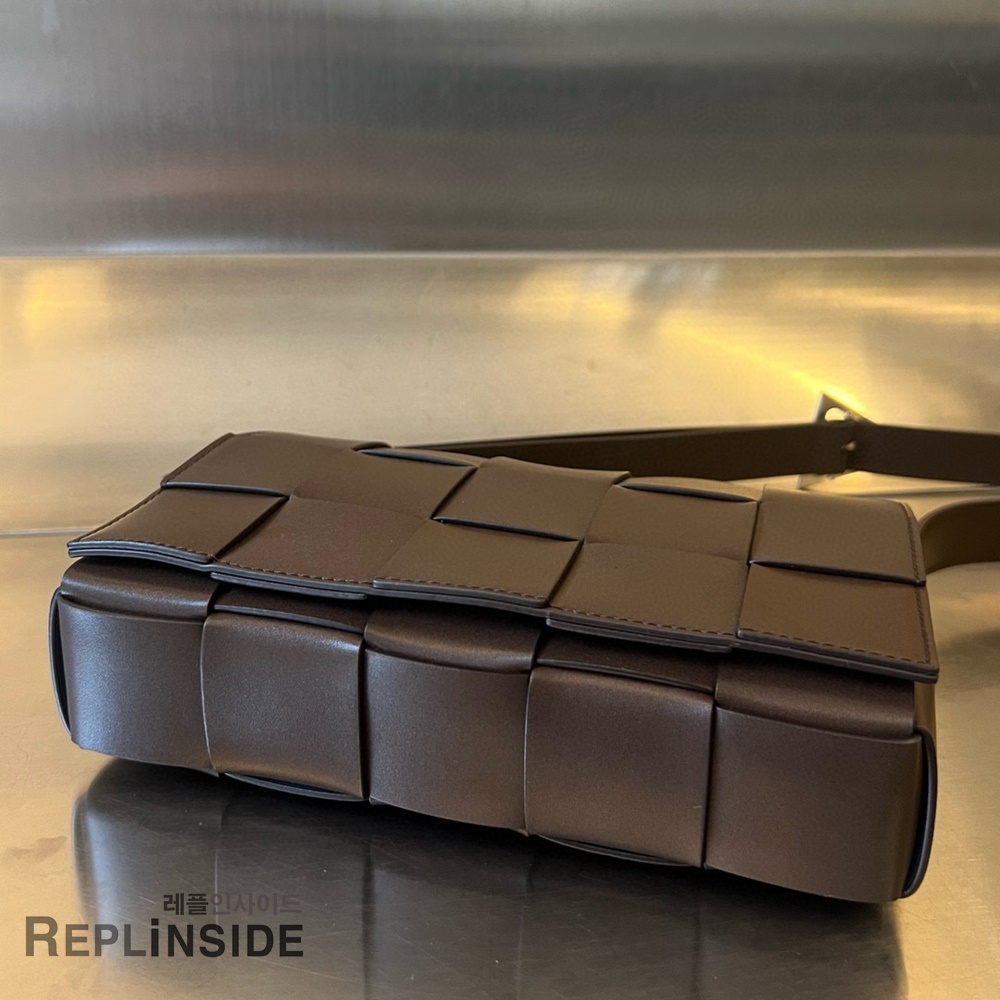 레플리카 명품 [BOTTEGA VENETA] 보테가베네타 미디엄 카세트 메신저백 708768 - 로고 실사