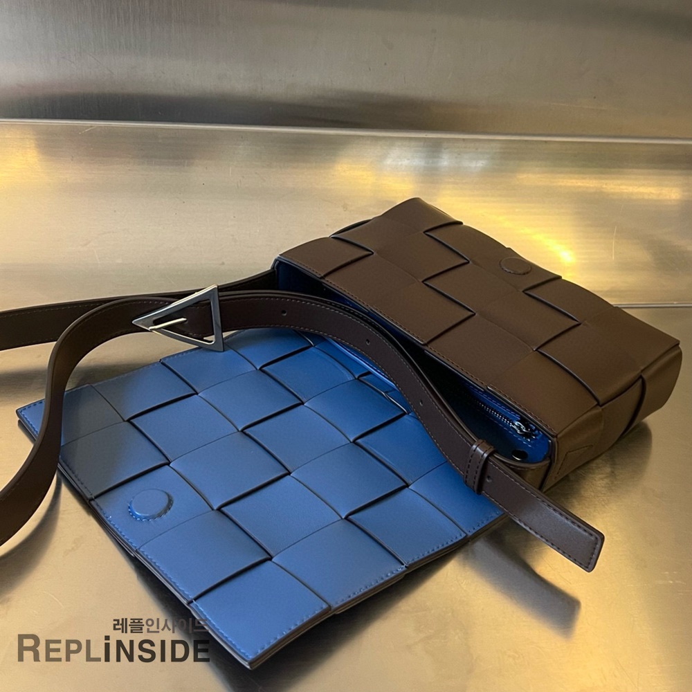 레플리카 명품 [BOTTEGA VENETA] 보테가베네타 미디엄 카세트 메신저백 708768 - 인솔 실사