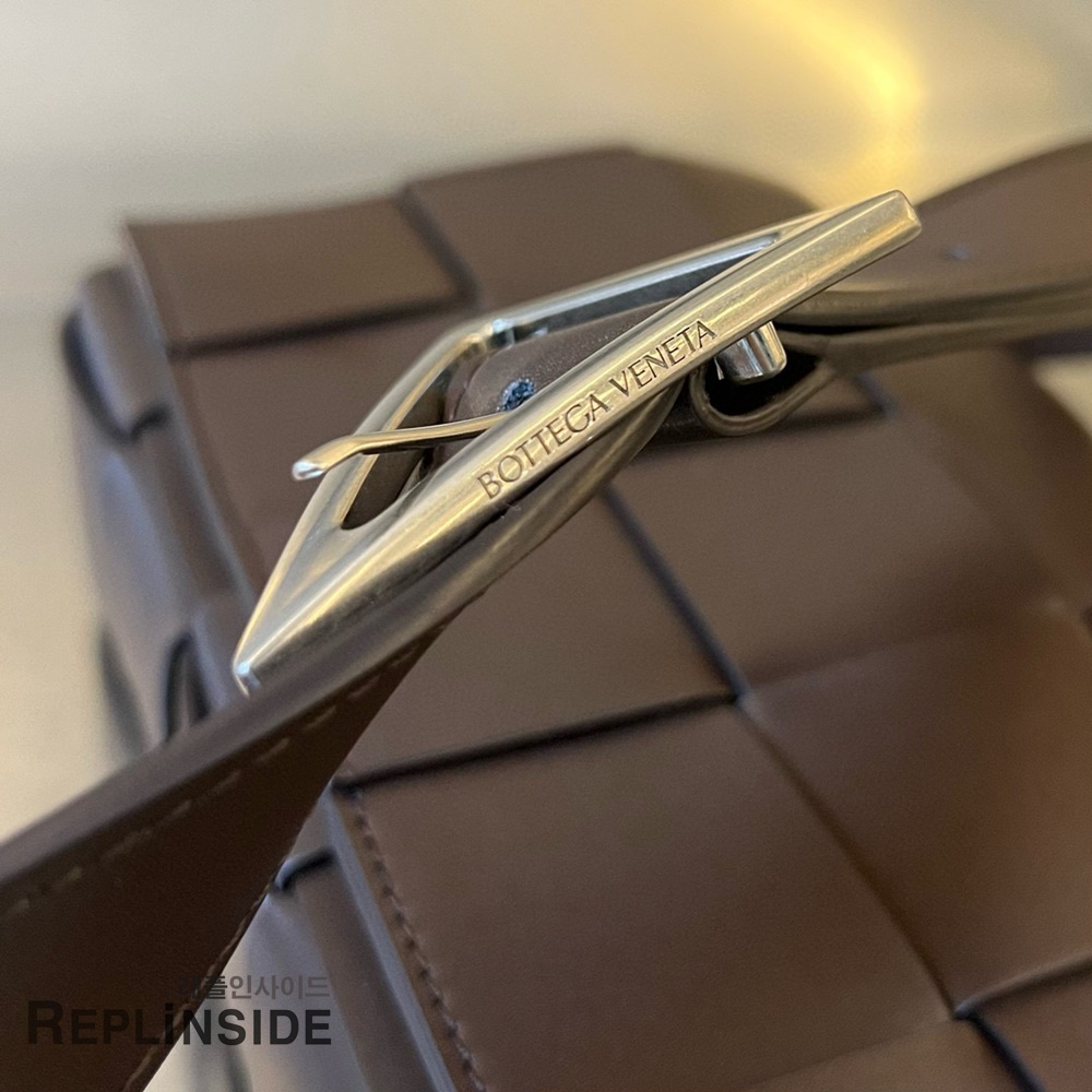 레플리카 명품 [BOTTEGA VENETA] 보테가베네타 미디엄 카세트 메신저백 708768 - 택 실사