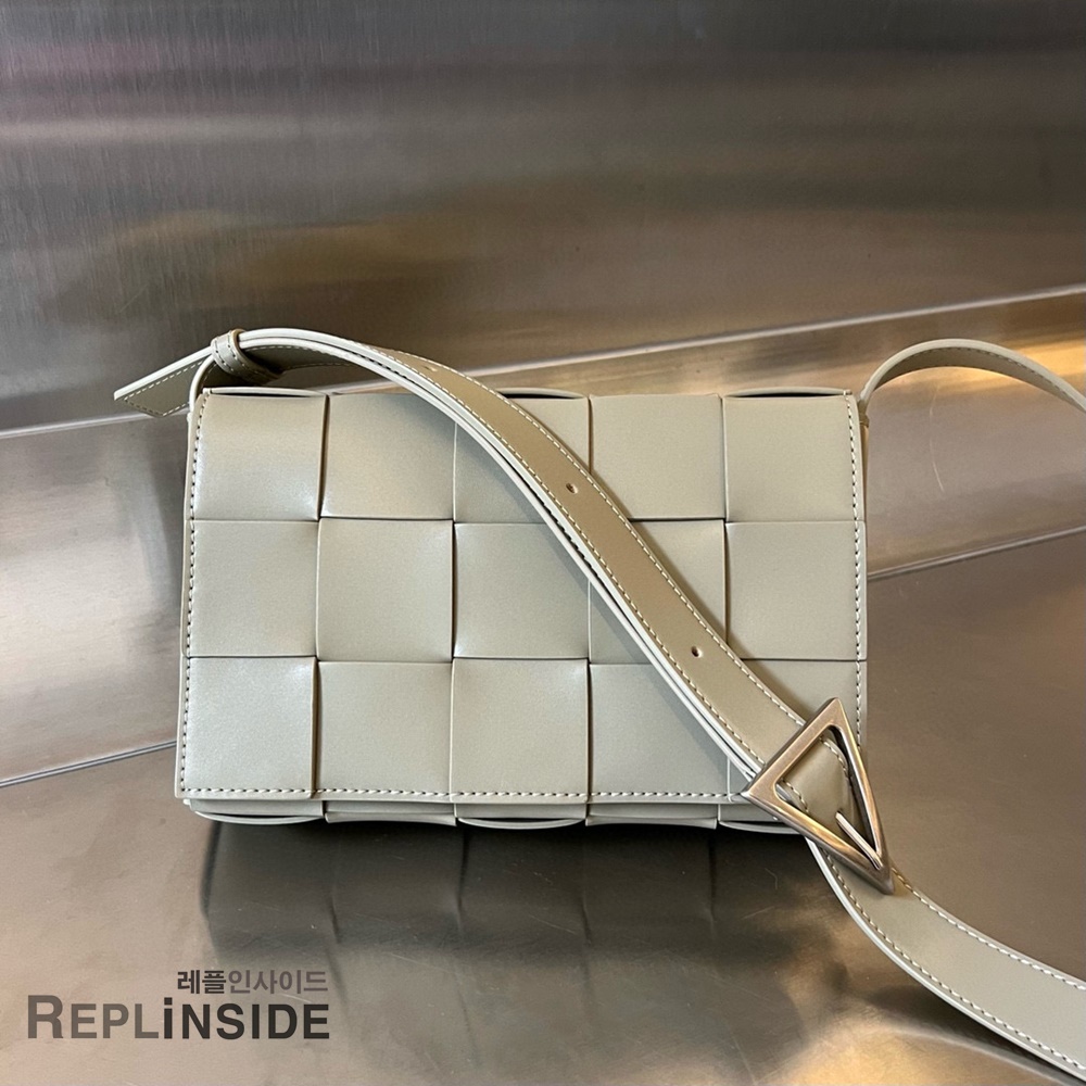 레플리카 명품 [BOTTEGA VENETA] 보테가베네타 미디엄 카세트 메신저백 708768 - 앞면 실사