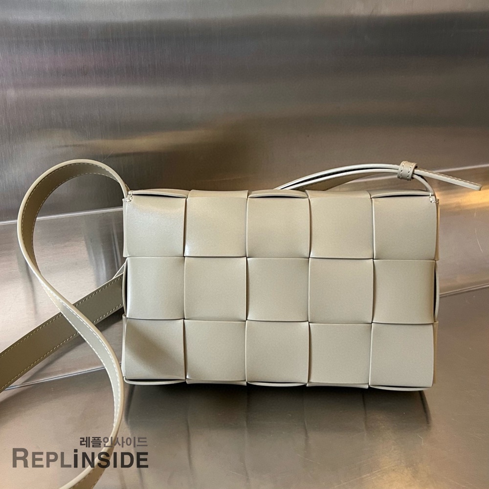 레플리카 명품 [BOTTEGA VENETA] 보테가베네타 미디엄 카세트 메신저백 708768 - 옆면 실사