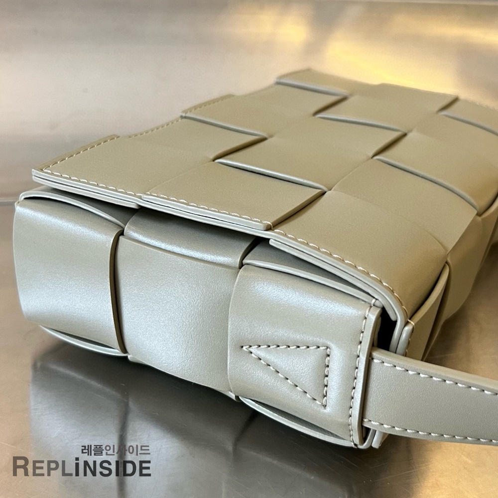 레플리카 명품 [BOTTEGA VENETA] 보테가베네타 미디엄 카세트 메신저백 708768 - 뒷면 실사