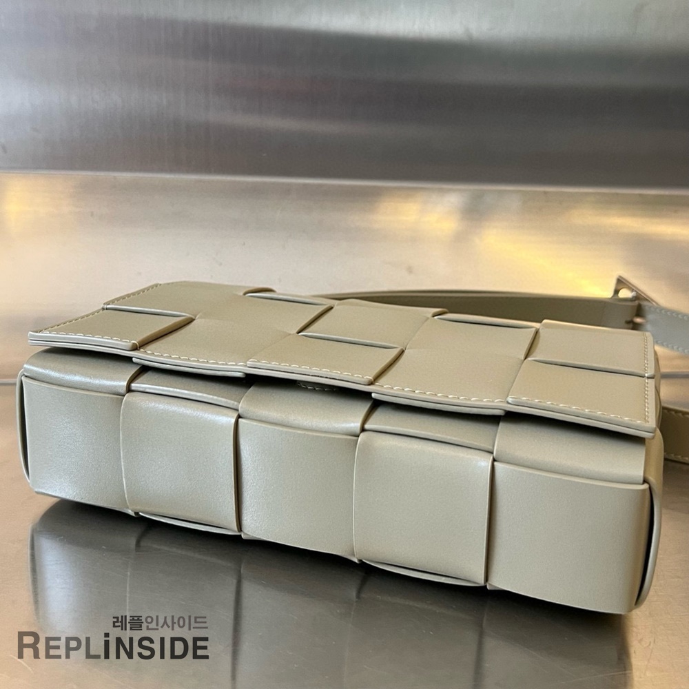 레플리카 명품 [BOTTEGA VENETA] 보테가베네타 미디엄 카세트 메신저백 708768 - 로고 실사