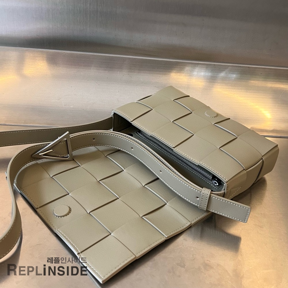 레플리카 명품 [BOTTEGA VENETA] 보테가베네타 미디엄 카세트 메신저백 708768 - 인솔 실사