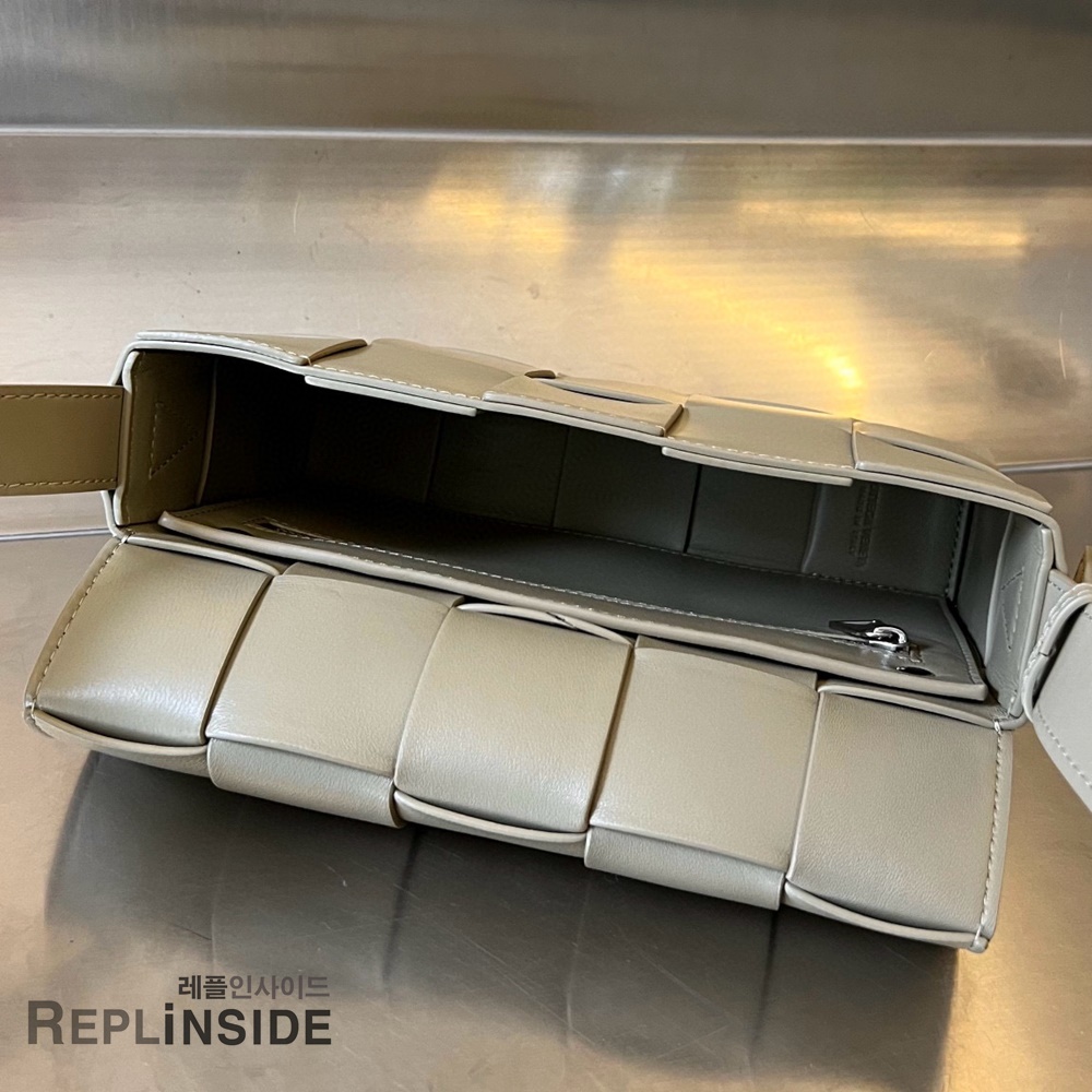 레플리카 명품 [BOTTEGA VENETA] 보테가베네타 미디엄 카세트 메신저백 708768 - 밑창 실사