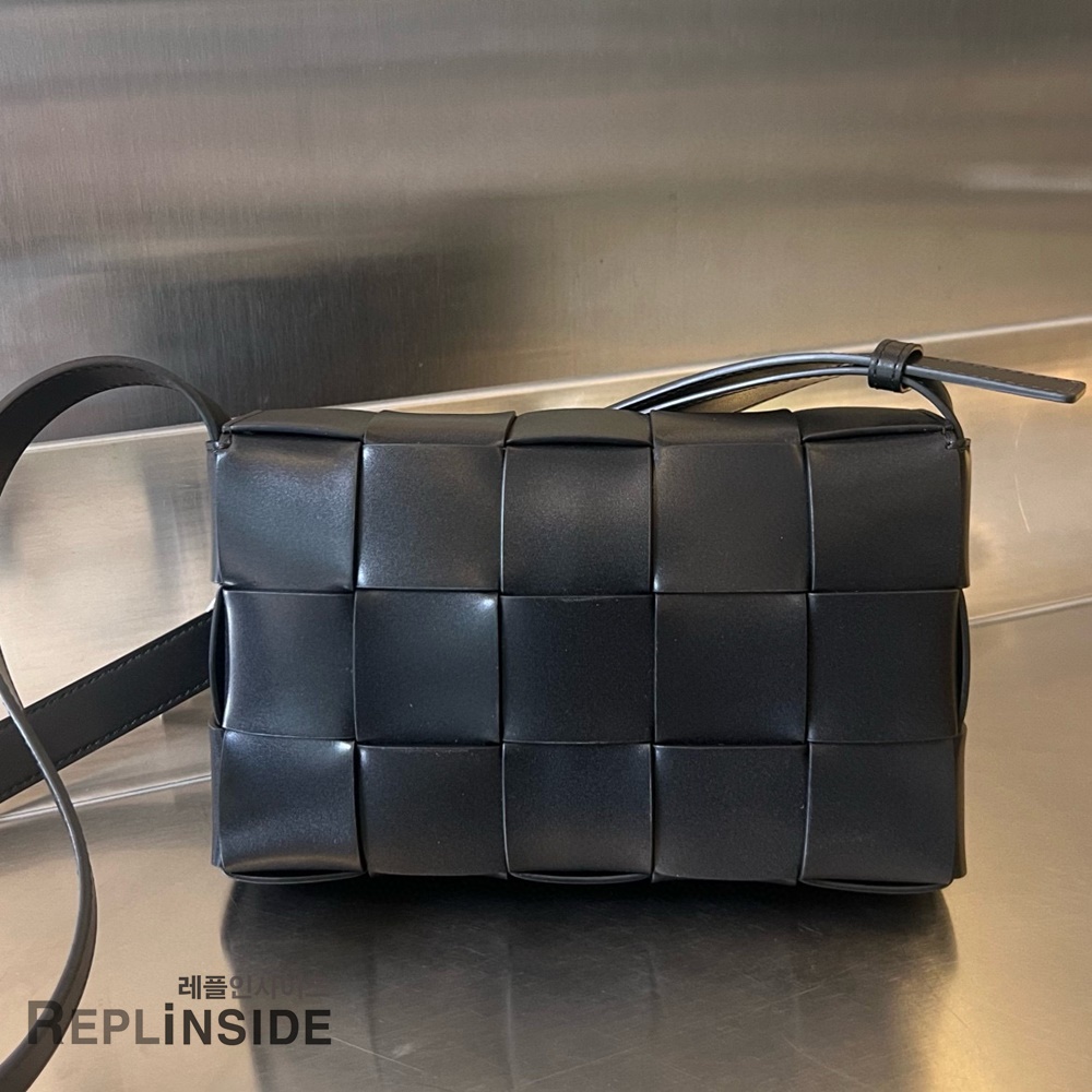 레플리카 명품 [BOTTEGA VENETA] 보테가베네타 미디엄 카세트 메신저백 708768 - 옆면 실사
