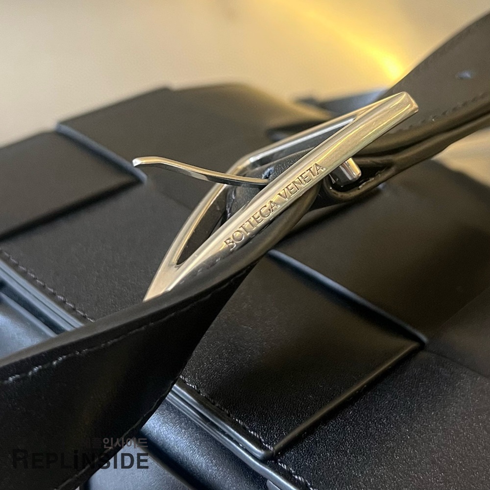 레플리카 명품 [BOTTEGA VENETA] 보테가베네타 미디엄 카세트 메신저백 708768 - 인솔 실사