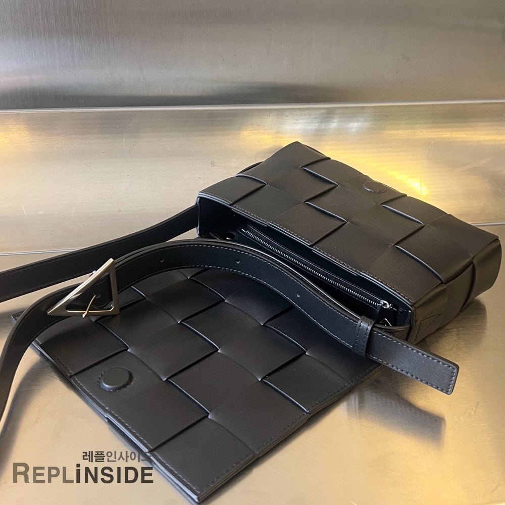 레플리카 명품 [BOTTEGA VENETA] 보테가베네타 미디엄 카세트 메신저백 708768 - 밑창 실사