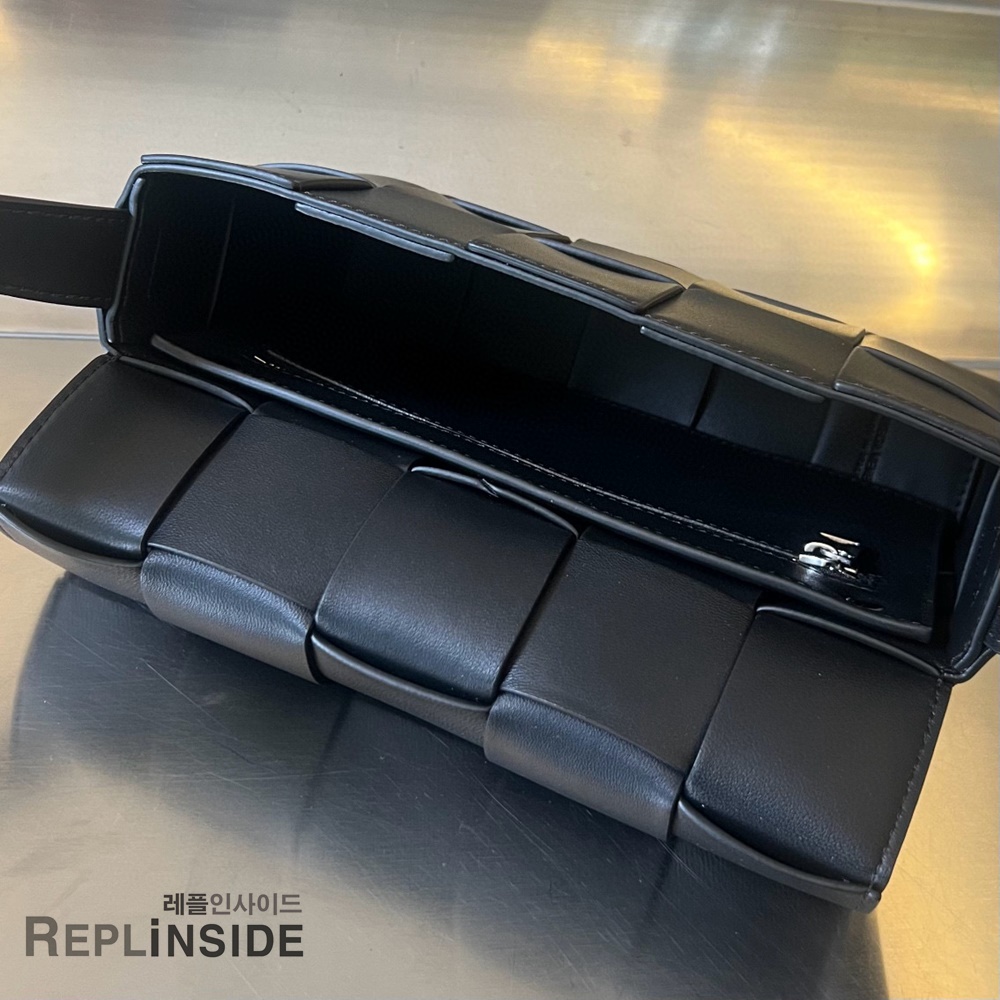 레플리카 명품 [BOTTEGA VENETA] 보테가베네타 미디엄 카세트 메신저백 708768 - 박스 실사