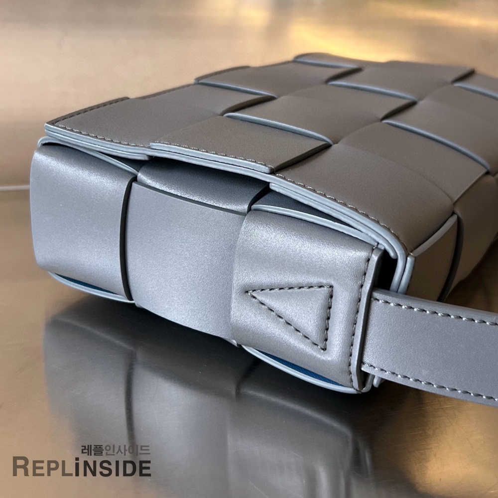 레플리카 명품 [BOTTEGA VENETA] 보테가베네타 미디엄 카세트 메신저백 708768 - 뒷면 실사