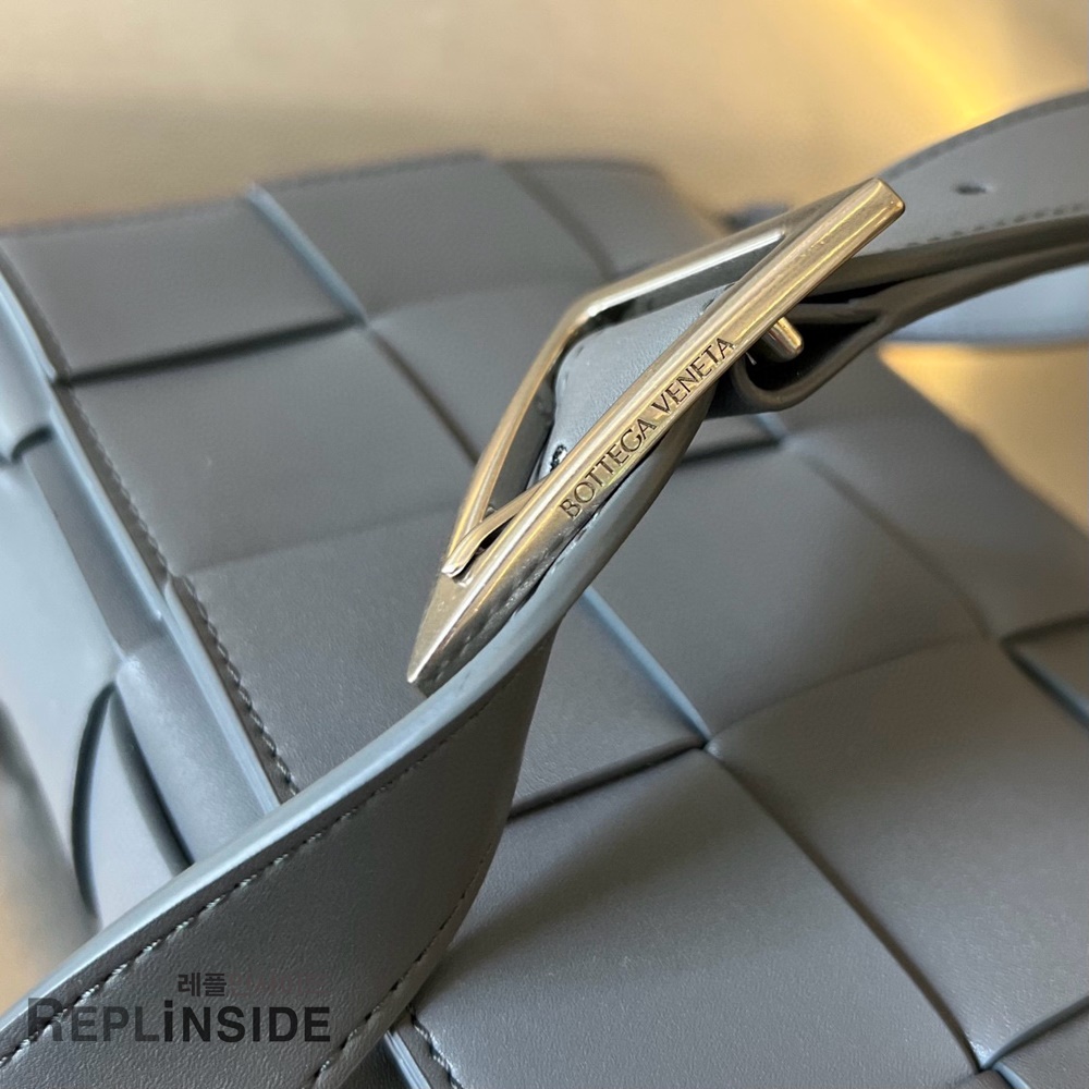 레플리카 명품 [BOTTEGA VENETA] 보테가베네타 미디엄 카세트 메신저백 708768 - 인솔 실사