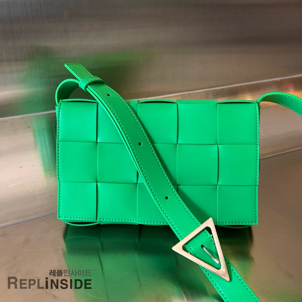 레플리카 명품 [BOTTEGA VENETA] 보테가베네타 미디엄 카세트 메신저백 708768 - 앞면 실사