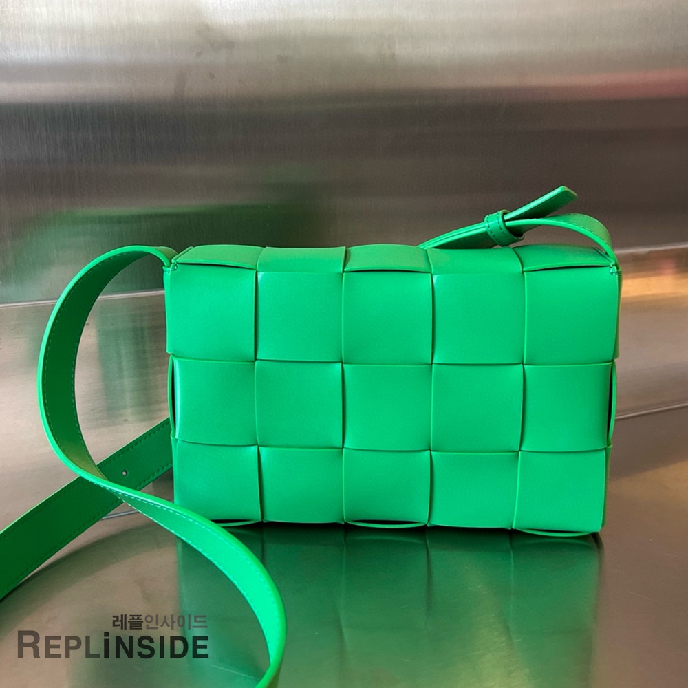 레플리카 명품 [BOTTEGA VENETA] 보테가베네타 미디엄 카세트 메신저백 708768 - 옆면 실사