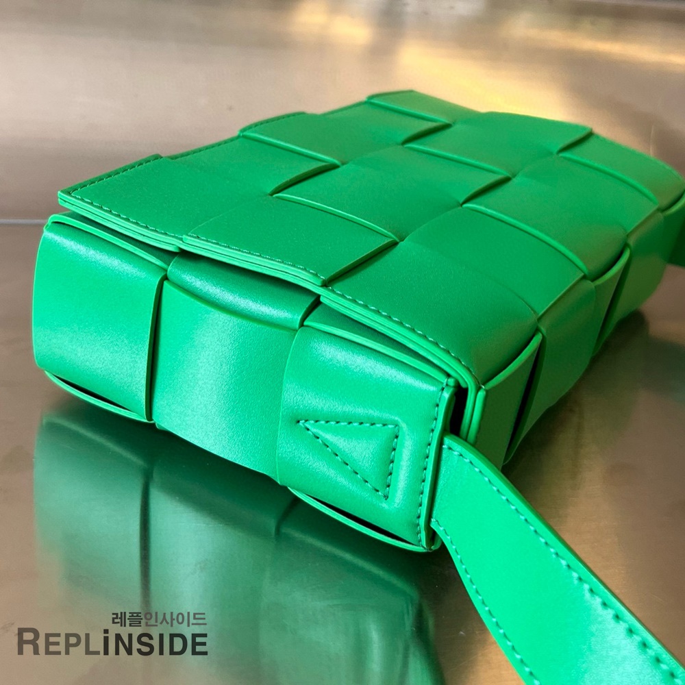 레플리카 명품 [BOTTEGA VENETA] 보테가베네타 미디엄 카세트 메신저백 708768 - 뒷면 실사