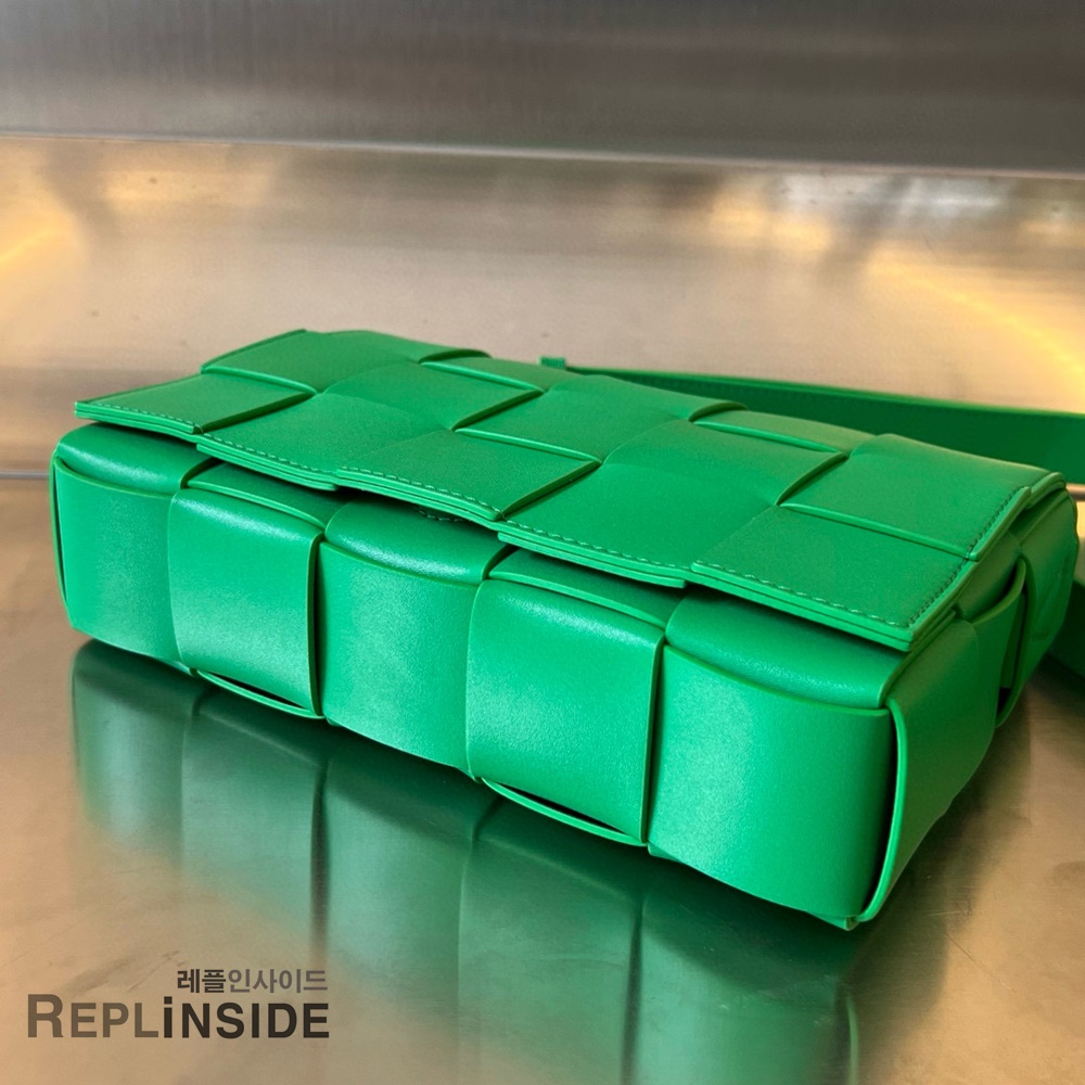 레플리카 명품 [BOTTEGA VENETA] 보테가베네타 미디엄 카세트 메신저백 708768 - 로고 실사