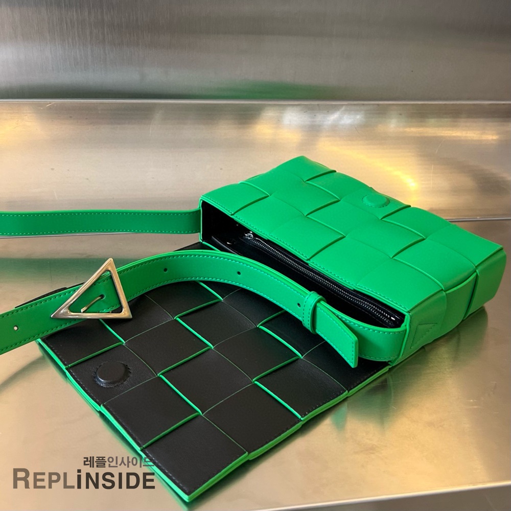 레플리카 명품 [BOTTEGA VENETA] 보테가베네타 미디엄 카세트 메신저백 708768 - 인솔 실사