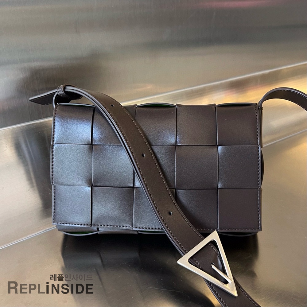 레플리카 명품 [BOTTEGA VENETA] 보테가베네타 미디엄 카세트 메신저백 708768 - 앞면 실사