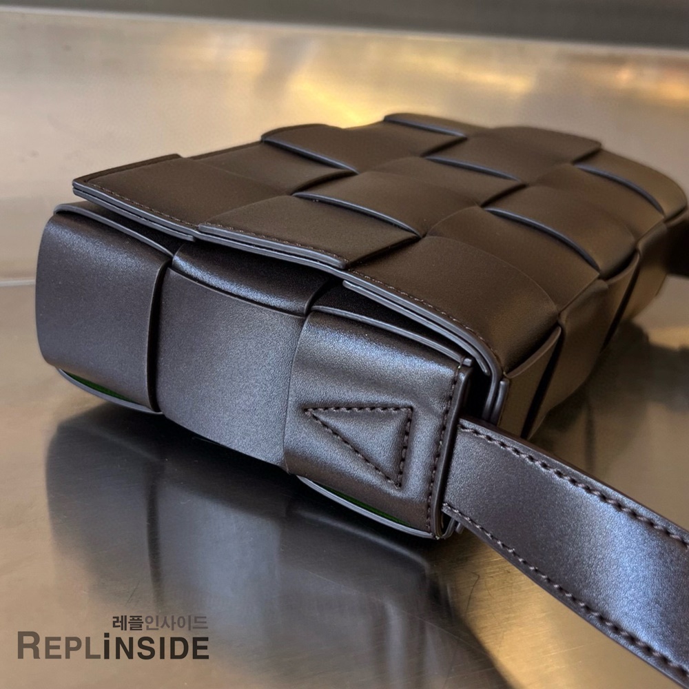 레플리카 명품 [BOTTEGA VENETA] 보테가베네타 미디엄 카세트 메신저백 708768 - 뒷면 실사