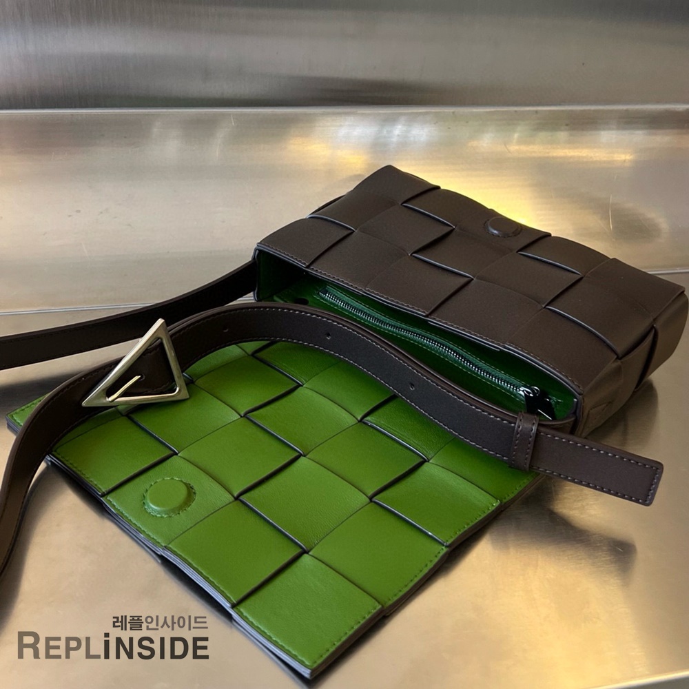 레플리카 명품 [BOTTEGA VENETA] 보테가베네타 미디엄 카세트 메신저백 708768 - 인솔 실사