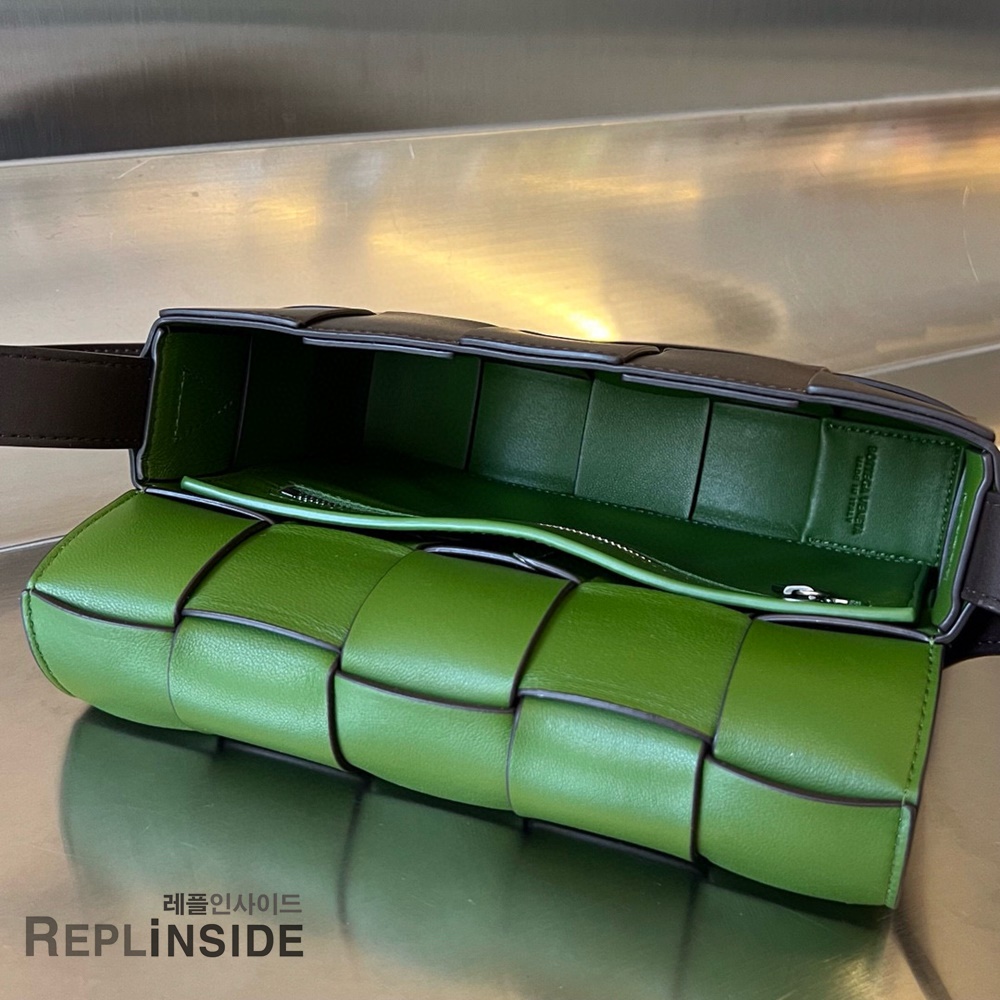 레플리카 명품 [BOTTEGA VENETA] 보테가베네타 미디엄 카세트 메신저백 708768 - 밑창 실사