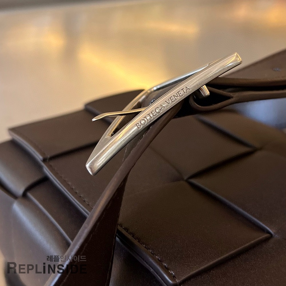 레플리카 명품 [BOTTEGA VENETA] 보테가베네타 미디엄 카세트 메신저백 708768 - 박스 실사